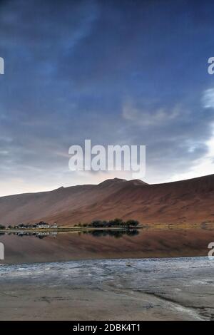 Sumu Jaran Seebeet-Badain Jaran Desert Temple- Sand Megadunes. Innere Mongolei-China-1122 Stockfoto