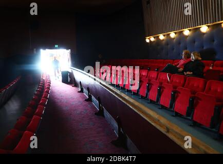 MJÖLBY, SCHWEDEN - 16. APRIL 2020: Kino, das während dieser Corona-Zeiten nur für gebuchte Gäste geöffnet ist. Foto Jeppe Gustafsson Stockfoto