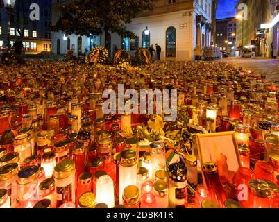 Wien, Wien: Kerzen und Blumen für die Terroropfer von 02. November 2020, auf dem Desider-Friedmann-Platz, in der Mitte mit den Kränzen der RE Stockfoto