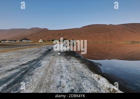 Sumu Jaran Seebeet-Badain Jaran Desert Temple- Sand Megadunes. Innere Mongolei-China-1123 Stockfoto