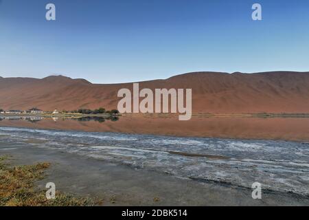 Sumu Jaran Seebeet-Badain Jaran Desert Temple- Sand Megadunes. Innere Mongolei-China-1124 Stockfoto