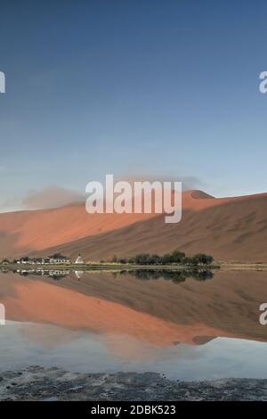 Sumu Jaran Seebeet-Badain Jaran Desert Temple- Sand Megadunes. Innere Mongolei-China-1127 Stockfoto
