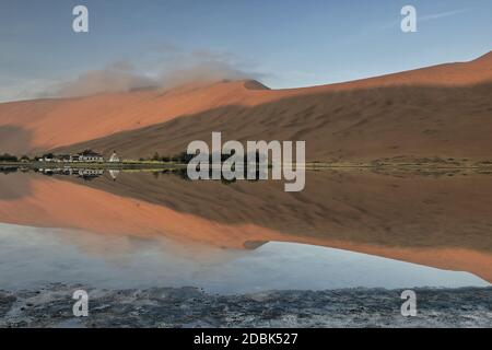 Sumu Jaran Seebeet-Badain Jaran Desert Temple- Sand Megadunes. Innere Mongolei-China-1128 Stockfoto