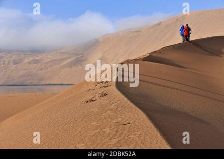 Touristen auf einem Sanddünenrücken. Badain Jaran Wüste-Innere Mongolei-China-1130 Stockfoto