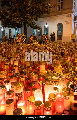 Wien, Wien: Kerzen und Blumen für die Terroropfer von 02. November 2020, auf dem Desider-Friedmann-Platz, in der Mitte mit den Kränzen der RE Stockfoto