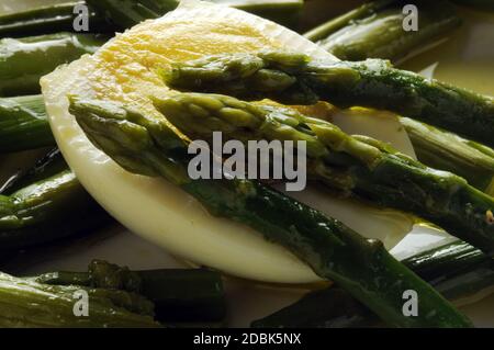 Gekochte Eier mit grünem Spargel Stockfoto