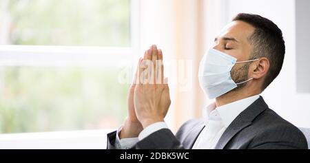 Mann Gebet Anbetung Suche Gott Im Gesicht Maske Stockfoto