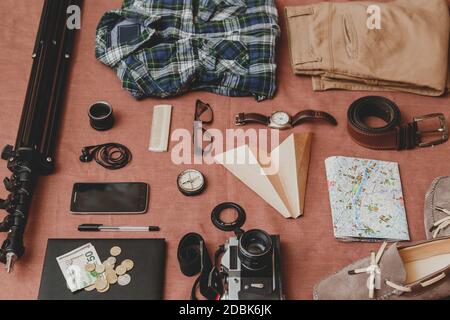 Trip Concept - Set von coolen Fotografie Mann Zeug auf Leinenstoff Hintergrund Stockfoto