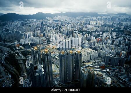 Die Skyline von Hongkong ist vom Observatorium Sky100 aus sichtbar. Aufnahmeort: Hong Kong Special Administrative Region Stockfoto