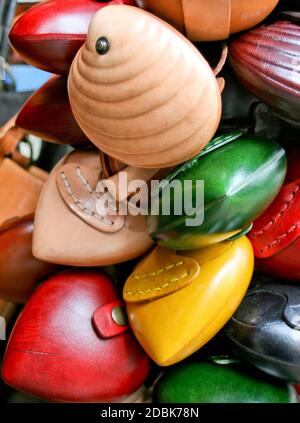 Ein Bündel kleiner Ledergeldbörsen für Münzen Stockfoto