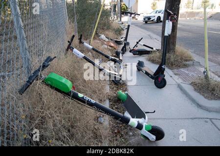 Scooters Würgen die Ecken von East Cesar Chavez und Red River Street an einem Sonntagmorgen in der Innenstadt von Austin, TX. Die beliebte Art, Austin's Stadtkern zu erkunden, hat eine Reihe von urbane Gefahren hervorgebracht, nachdem viele Besucher sie nach einer Partynacht in den Unterhaltungsvierteln Rainey und Sixth Street auf Gehwege werfen. Stockfoto