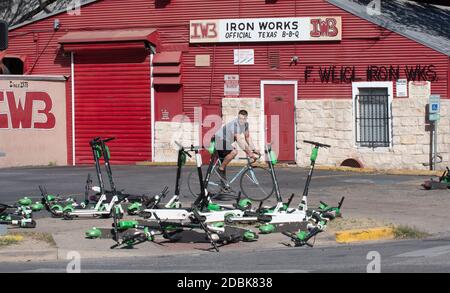 Scooters Würgen die Ecken von East Cesar Chavez und Red River Street an einem Sonntagmorgen in der Innenstadt von Austin, TX. Die beliebte Art, Austin's Stadtkern zu erkunden, hat eine Reihe von urbane Gefahren hervorgebracht, nachdem viele Besucher sie nach einer Partynacht in den Unterhaltungsvierteln Rainey und Sixth Street auf Gehwege werfen. Stockfoto