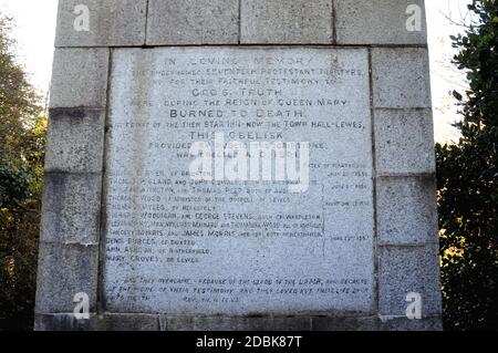 Das Martyrs' Memorial steht auf dem Cliffe Hill in der Stadt Lewes in East Sussex. Es erinnert an die 17 protestantischen Märtyrer, die in der Stadt zu Tode verbrannt wurden. Stockfoto