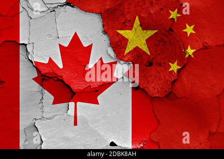 Flagge von Kanada und China auf rissige Wand gemalt Stockfoto