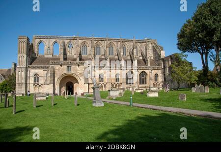 Malmesbury, Wiltshire, England, Großbritannien. 2020. Das Äußere der Malmesbury Abtei und des Friedhofs aus dem 12. Jahrhundert. Stockfoto