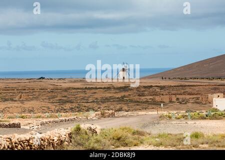 Runde Steinwindmühle bei Tefia auf Fuerteventura, Kanarische Inseln, Spanien Stockfoto