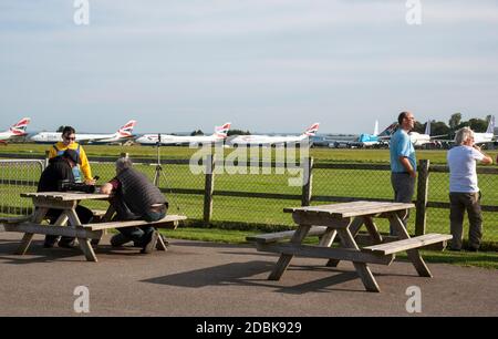 Kemble, Gloucestershire, England, Großbritannien. 2020. Flughafen Cotswold früher RAF Kemble. Flugzeugspotter auf dem Vorfeld und 747 Jets Inline für Verschrottung du Stockfoto