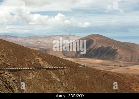 Schöne vulkanische Berge und die Straße auf einem Berghang. Straße von la Pared nach Betancuria. Fuerteventura: Kanarische Inseln Stockfoto