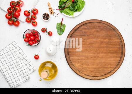 Holzschneidebrett, Gemüse und Gewürze zum Kochen. Frische Zutaten auf weißem Hintergrund, Draufsicht Stockfoto