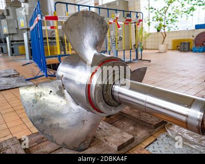 Detail des Pumpenpropellers mit Teilflügeln als archimedes-Schraube. 500-mm-Abwasserschraubenpumpe. Stromversorgung durch Elektromotor oder Motor. Schraubenpropel verwenden Stockfoto