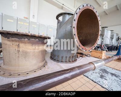 Axialpumpenkörper zum Pumpen großer Mengen von Schlammwasser mit geringem Füllstandsunterschied. Axiale hydrodynamische Strömungspumpe in Kläranlage. Stockfoto