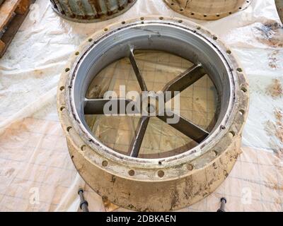 Axialpropellerpumpe. Richtungsmesser im Einlassrohr der axialen hydrodynamischen Pumpe der Turbine. 500-mm-Pumpe in Abwasserstation. Stockfoto