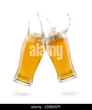 Zwei Gläser Lagerbier stoßen auf weißem Hintergrund mit Schatten Stockfoto