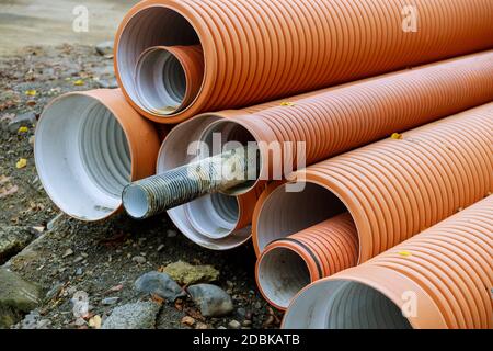 Baustelle für den Wiederaufbau des städtischen Wassersystems An Kunststoff-PVC-Rohren in Reihen gestapelt Stockfoto