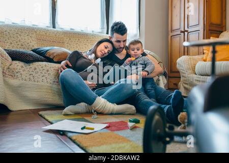 Familie mit Kind und schwangere Mutter tablet Stockfoto