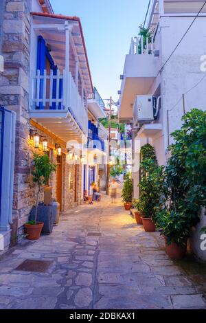 Erstaunliche malerische Dorf Glossa bei Sonnenuntergang, Skopelos, Griechenland. Stockfoto