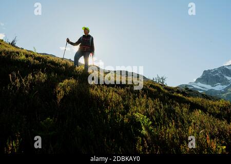 Wanderer auf grasbewachsenen Hügel, Pemberton, British Columbia, Kanada Stockfoto