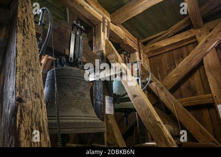 Gudow, Deutschland, 13. November 2020: Im Inneren des alten Kirchturms aus Holzkonstruktion mit hängenden Glocken und Glockengeläut in der St. Mary Stockfoto