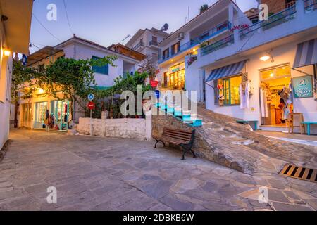 Erstaunliche malerische Dorf Glossa bei Sonnenuntergang, Skopelos, Griechenland. Stockfoto