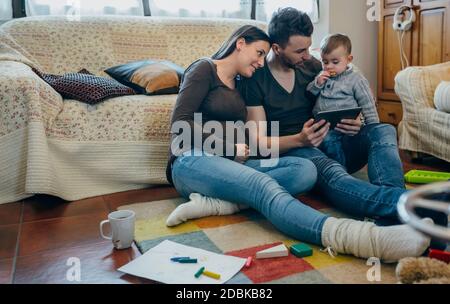 Familie mit Kind und schwangere Mutter tablet Stockfoto