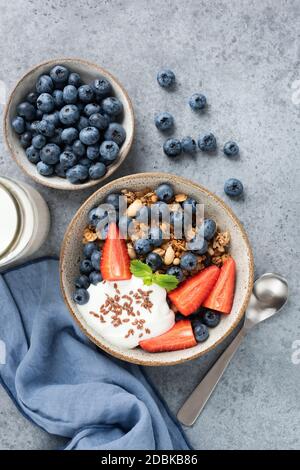 Müslischale mit Beeren, griechischem Joghurt und Leinsamen. Draufsicht. Gesunde Ernährung Stockfoto