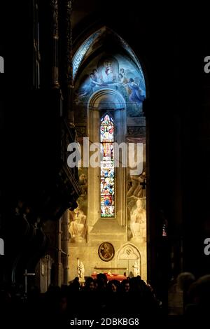 Arezzo, Toskana, Italien, Dezember 2019: Dekorierte Glasfenster im Inneren der Kathedrale San Donato in Arezzo, der Dom von Arezzo Stockfoto