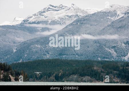 Ein Wasserflugzeug hebt an einem Herbsttag in Whistler, British Columbia, Kanada, von Green Lake ab. Stockfoto