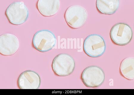 Umweltfreundliche wiederverwendbare Make-up Entferner Pads auf rosa Hintergrund Draufsicht Stockfoto