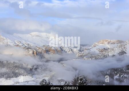 Gröden Panorama im Winter unter dem Abend, Dolomiten, Italien Stockfoto