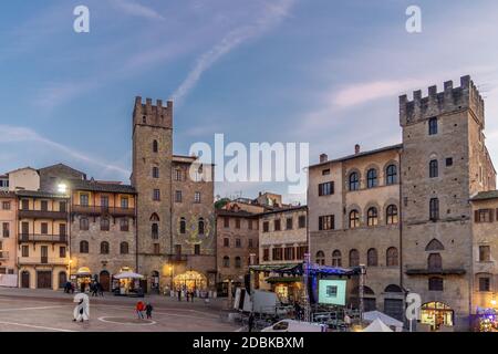 Arezzo, Toskana, Italien, Dezember 2019: Altes Gebäude auf dem Hauptplatz der Stadt Arezzo während der weihnachtszeit. Piazza Grande am Abend, Toskana, Italien Stockfoto