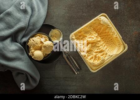 Frisch aus Vanilleeis, geschöpft aus dem Behälter in eine Schüssel mit einem silbernen Utensil Stockfoto