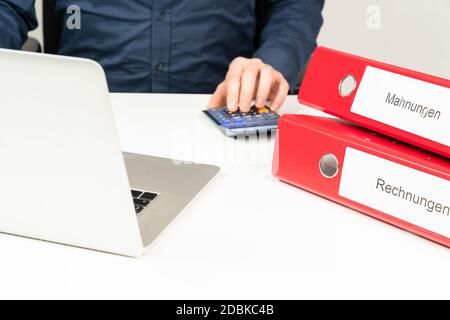 Konzeptfoto über Person in Schulden mit Ordner auf dem Schreibtisch Stockfoto