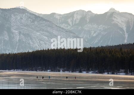 Menschen Eislaufen auf gefrorenen zwei Jack Lake, Alberta, Kanada Stockfoto