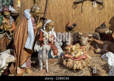 Darstellung der Krippe mit geschmückten Statuen der Jungfrau Maria, des heiligen Josef und des kleinen Jesus. Krippe in der Weihnachtszeit Stockfoto