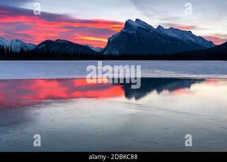 Mt Rundle und Vermilion Lake im Winter bei Sonnenuntergang, Banff National Park, Alberta, Kanada Stockfoto