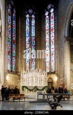 Arezzo, Toskana, Italien, Dezember 2019: Dekorierte Glasfenster im Inneren der Kathedrale San Donato in Arezzo, der Dom von Arezzo Stockfoto