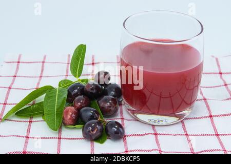 Frisches Carissa carandas Glas Saft mit Carissa carandas Obst und gesunde Getränke Konzept Stockfoto