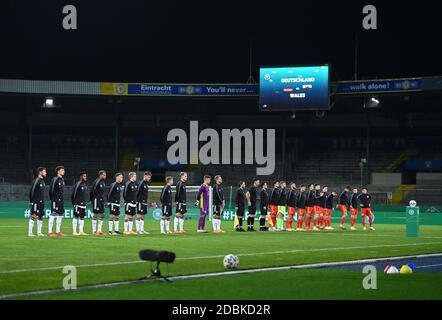 Braunschweig, Deutschland. November 2020. Vor dem Spiel stehen beide Mannschaften im leeren Eintracht-Stadion an. GES/Fußball/Europameisterschaft Qualifikation: Deutschland U21 - Wales U21, 11/17/2020 Fußball/Fußball: Euro Qualifier Under 21: Deutschland gegen Wales, Braunschweig, 17. November 2020 Quelle: dpa/Alamy Live News Stockfoto