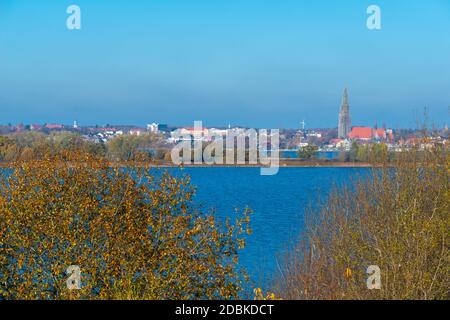 Haddebyer-See Noor mit der historischen Stadt Schleswig, Schleswig-Holstein, Norddeutschland, Mitteleuropa Stockfoto