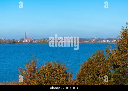 Haddebyer-See Noor mit der historischen Stadt Schleswig, Schleswig-Holstein, Norddeutschland, Mitteleuropa Stockfoto